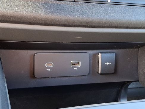 Used 2023 Land Rover Defender 130 X-Dynamic SE image 24