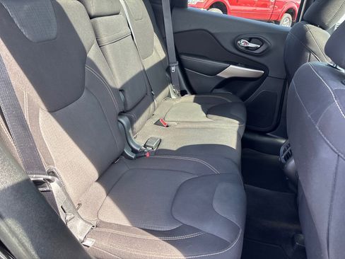 Used 2017 Jeep Cherokee Latitude w/ Comfort/Convenience Group image 19