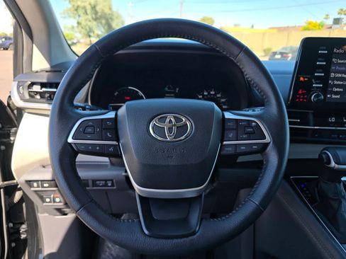 Used 2024 Toyota Sienna XLE FWD image 18