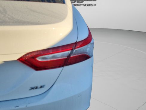 Used 2018 Toyota Camry XLE image 16