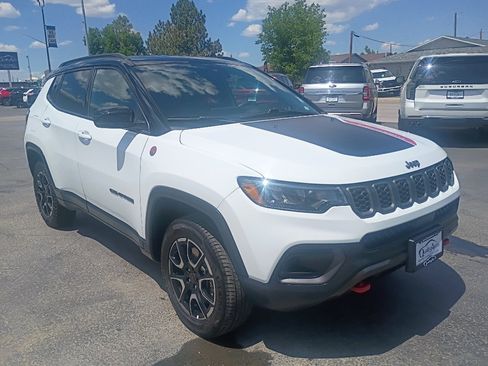 Used 2025 Jeep Compass Trailhawk AWD/4WD image 4