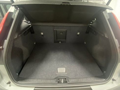 Used 2025 Volvo XC40 B5 Core image 9