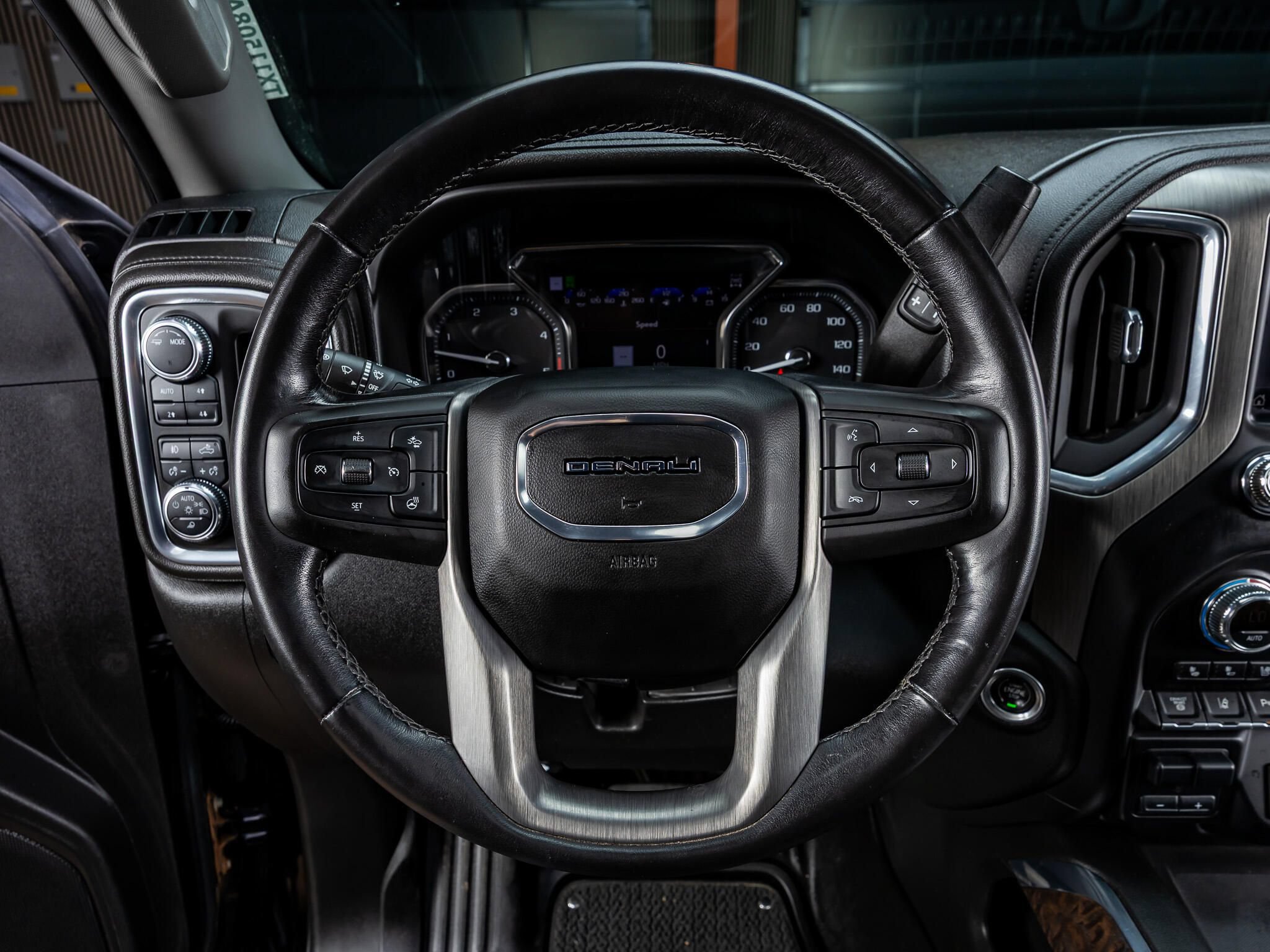 Used 2022 GMC Sierra 2500 Denali w/ Denali Black Diamond Edition AWD/4WD image 18