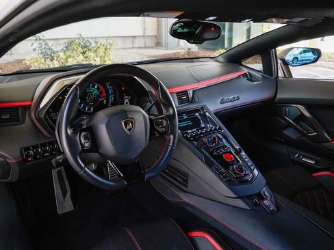 Used 2018 Lamborghini Aventador S image 3