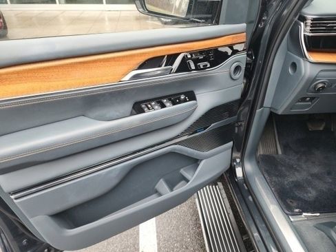 Used 2022 Jeep Grand Wagoneer Series III image 11