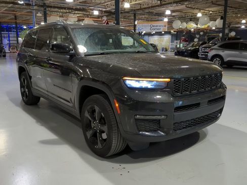 Used 2024 Jeep Grand Cherokee L Limited w/ Black Appearance Package image 4