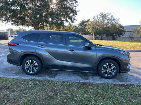 Used 2023 Toyota Highlander XLE image 6
