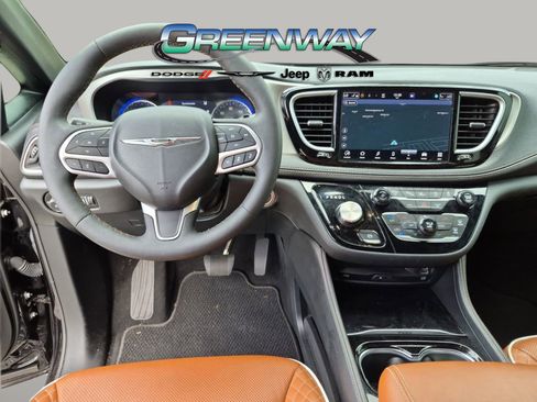 Used 2024 Chrysler Pacifica Pinnacle FWD image 17