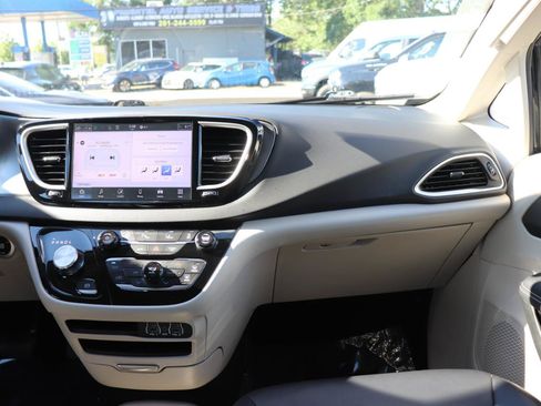Used 2024 Chrysler Pacifica Touring-L FWD image 20