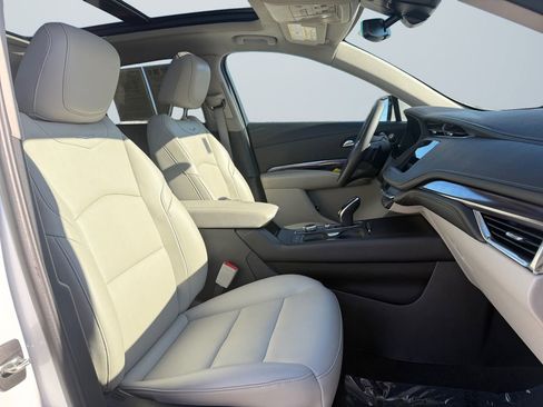 Used 2022 Cadillac XT4 Luxury w/ Cold Weather Package image 15