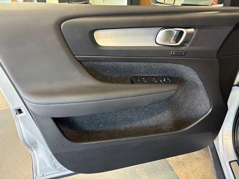 Used 2025 Volvo XC40 B5 Core image 25