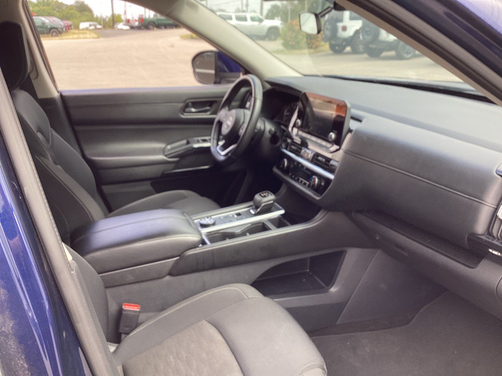 Used 2024 Nissan Pathfinder SV AWD/4WD image 17
