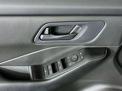 Used 2024 Nissan Rogue S FWD image 15