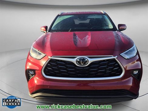Used 2022 Toyota Highlander XLE image 3