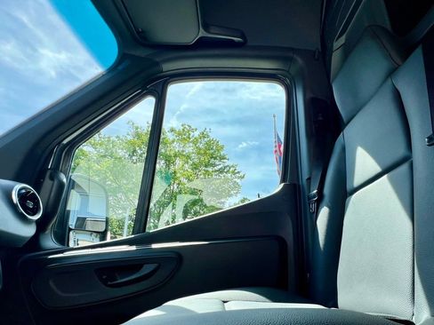Used 2025 Mercedes-Benz Sprinter 2500 image 23