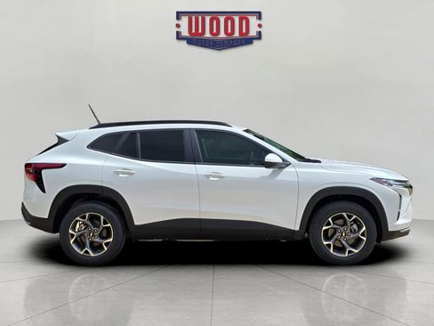 New 2026 Chevrolet Trax LT w/ LT Convenience Package FWD image 2