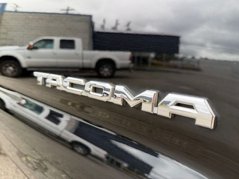 Used 2018 Toyota Tacoma TRD Off-Road AWD/4WD image 34