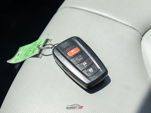 Used 2021 Toyota Highlander XLE AWD/4WD image 49