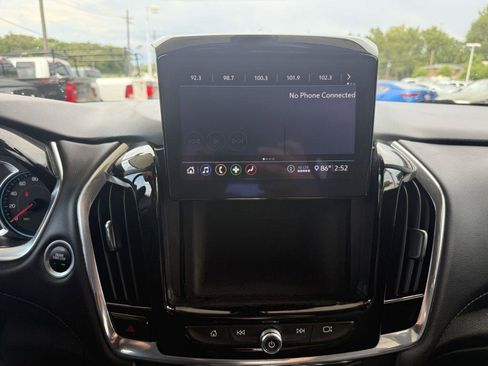 Used 2021 Chevrolet Traverse LT image 17