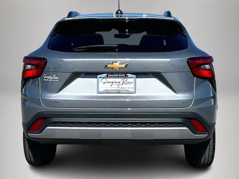 Used 2025 Chevrolet Trax LT w/ LT Convenience Package image 6