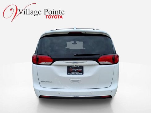 Used 2018 Chrysler Pacifica Touring-L FWD image 3