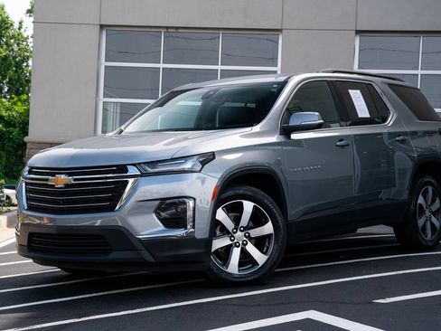 Used 2023 Chevrolet Traverse LT w/ LT Premium Package FWD image 2