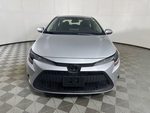 Used 2022 Toyota Corolla LE FWD image 2