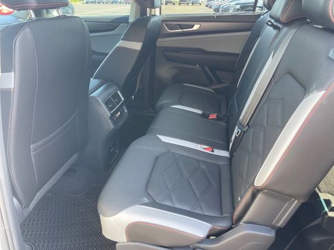 Used 2025 Volkswagen Atlas Peak Edition SE AWD/4WD image 12