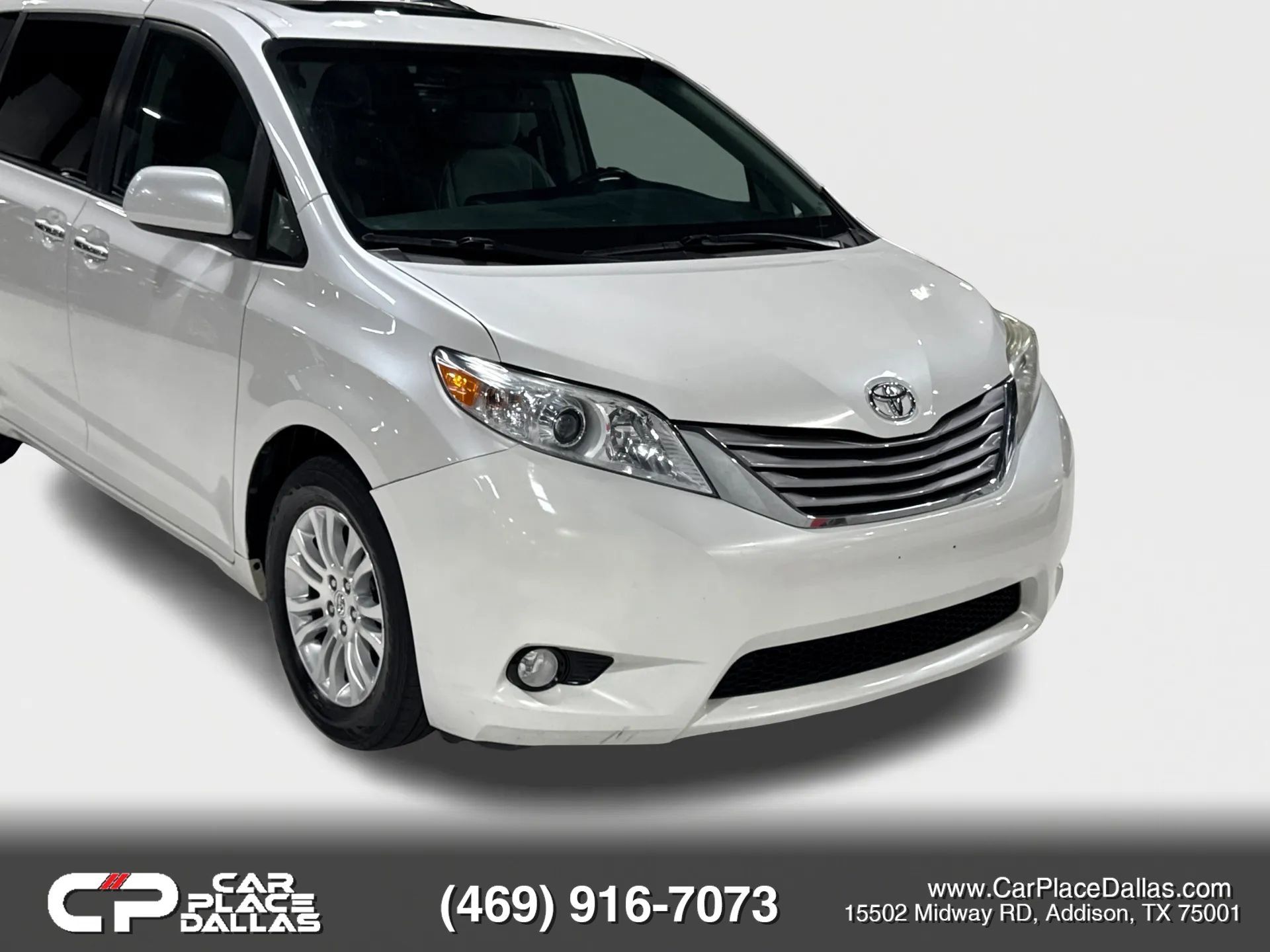 Used 2017 Toyota Sienna XLE w/ XLE Navigation Package FWD image 2