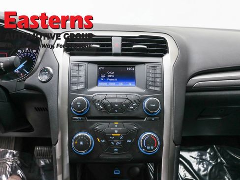 Used 2018 Ford Fusion SE image 12