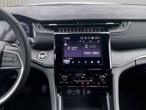 New 2025 Jeep Grand Cherokee L Altitude image 12