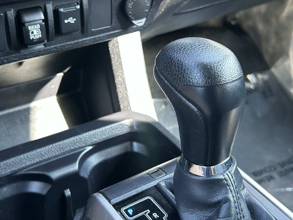 Used 2022 Toyota Tacoma SR5 RWD image 38
