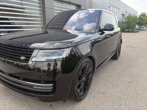 Used 2023 Land Rover Range Rover SE AWD/4WD image 2