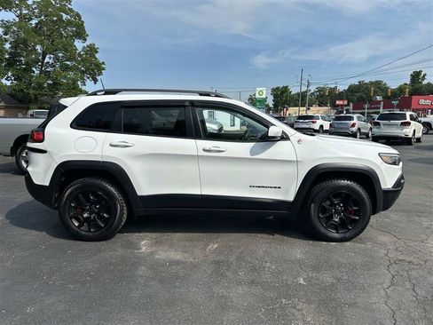 Used 2019 Jeep Cherokee Trailhawk AWD/4WD image 2