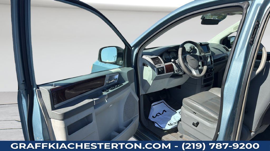 Used 2010 Chrysler Town & Country Touring FWD image 15
