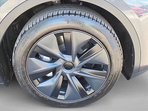 Used 2025 Tesla Model Y Long Range AWD/4WD image 29
