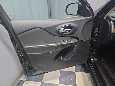 Used 2016 Jeep Cherokee Latitude w/ Cold Weather Group image 16