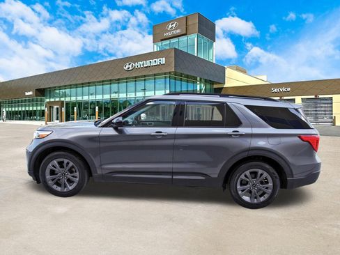Used 2023 Ford Explorer XLT w/ Equipment Group 202A RWD image 9