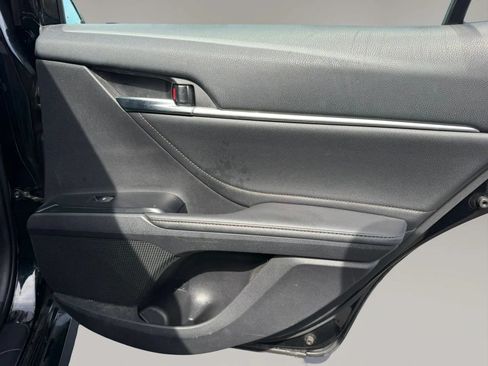 Used 2018 Toyota Camry XLE FWD image 17