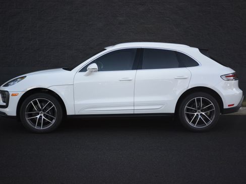 Certified 2025 Porsche Macan image 2