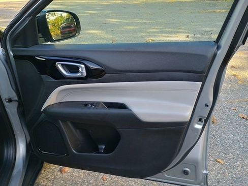 Used 2023 Jeep Compass Limited image 12