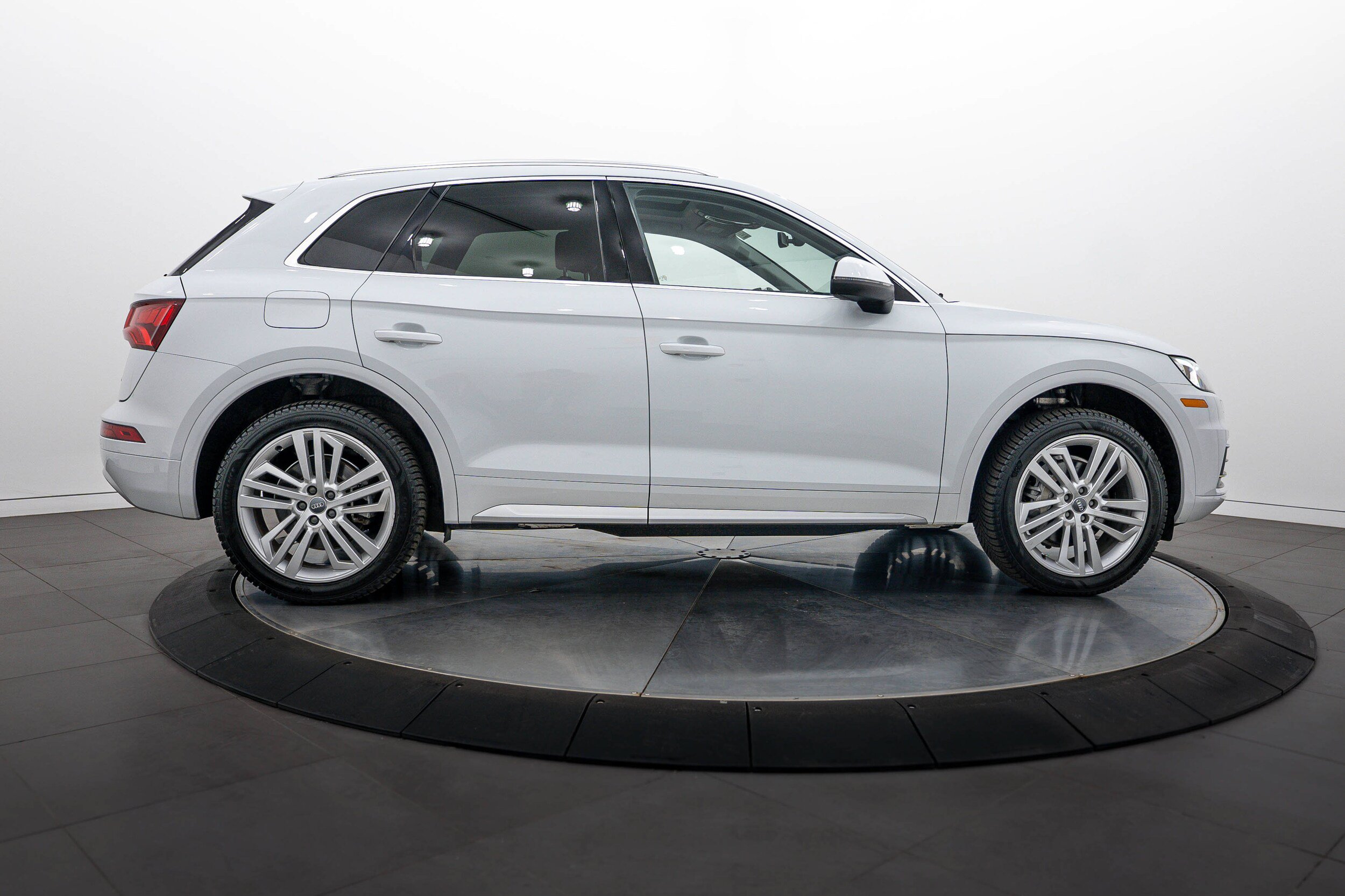 Used 2019 Audi Q5 2.0T Premium Plus w/ Premium Plus Package AWD/4WD image 3