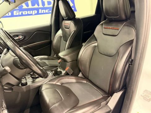 Used 2020 Jeep Cherokee Trailhawk w/ Cold Weather Group AWD/4WD image 45