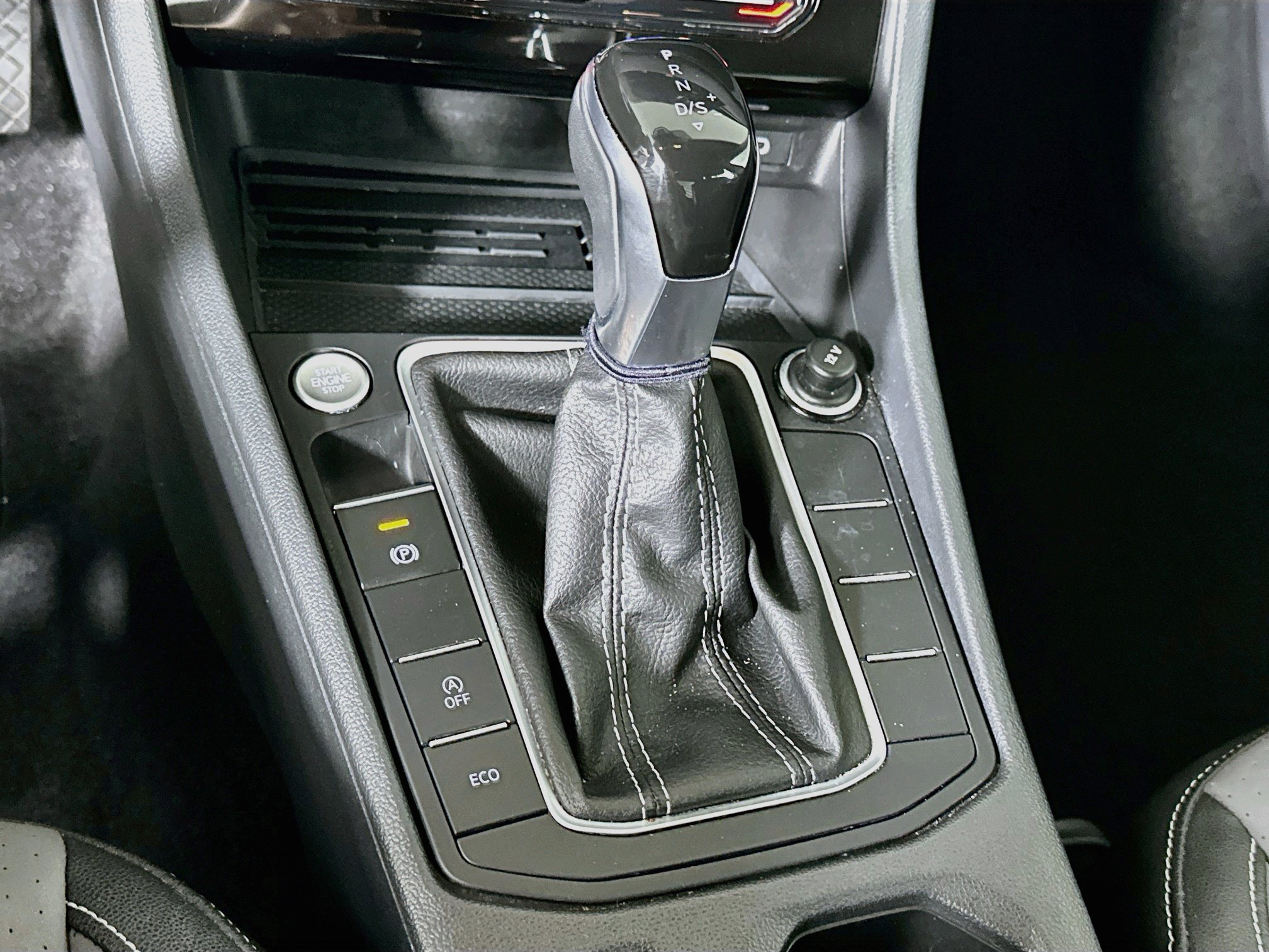 Used 2025 Volkswagen Jetta SE FWD image 24