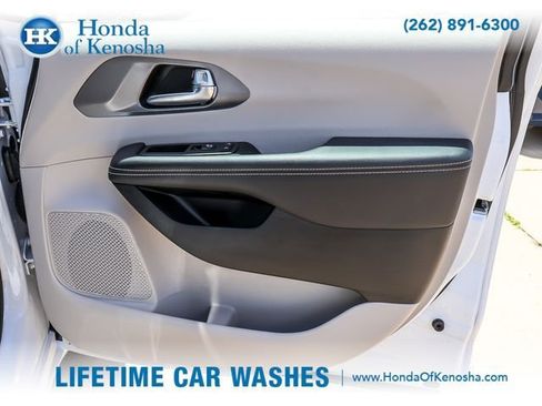 Used 2024 Chrysler Pacifica Touring-L FWD image 24