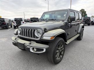 Used 2025 Jeep Wrangler Sahara video 2