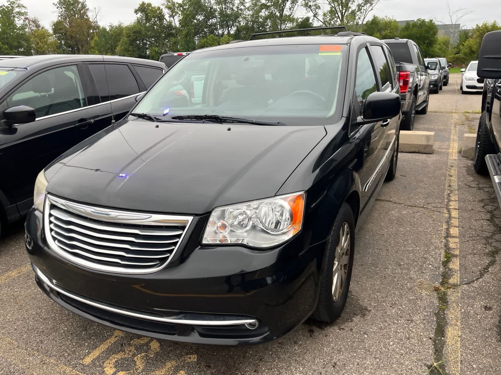 Used 2013 Chrysler Town & Country Touring FWD image 4