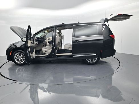 Used 2018 Chrysler Pacifica Touring-L Plus w/ Tire & Wheel Group image 76