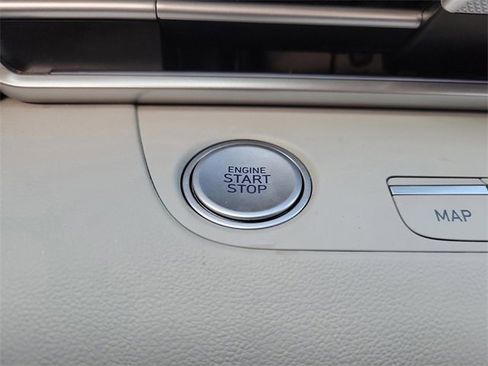 Used 2025 Hyundai Elantra Limited image 23