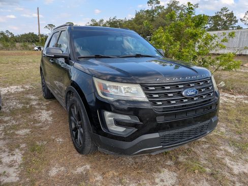 Used 2017 Ford Explorer XLT w/ Equipment Group 202A FWD image 2